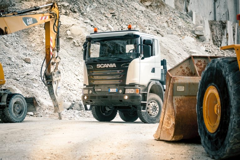 camion allestimento trasporto marmo Gli-scania-fra-il-marmo-di-carrara-perforare-uncategorized-765x510