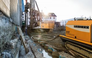 Il nuovo mezzo per fondazioni speciali LRB 355 a marchio Liebherr a lavoro per l´impresa di costruzioni Hilti & Jehle